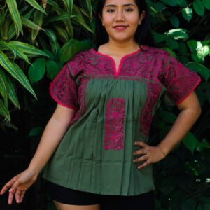 Blusa bordada San Antonino verde olivo con bordado magenta