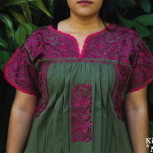 Blusa bordada San Antonino verde olivo con bordado magenta