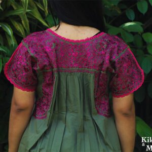 Blusa bordada San Antonino verde olivo con bordado magenta