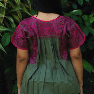 Blusa bordada San Antonino verde olivo con bordado magenta