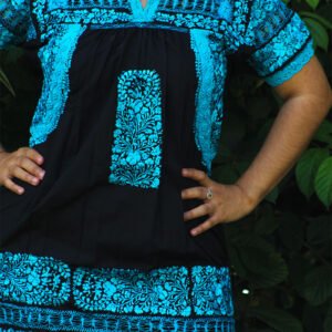 Vestido corto San Antonino negro con  bordado azul
