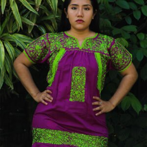 Vestido corto San Antonio violeta con bordado verde