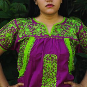 Vestido corto San Antonio violeta con bordado verde