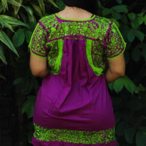 Vestido corto San Antonio violeta con bordado verde
