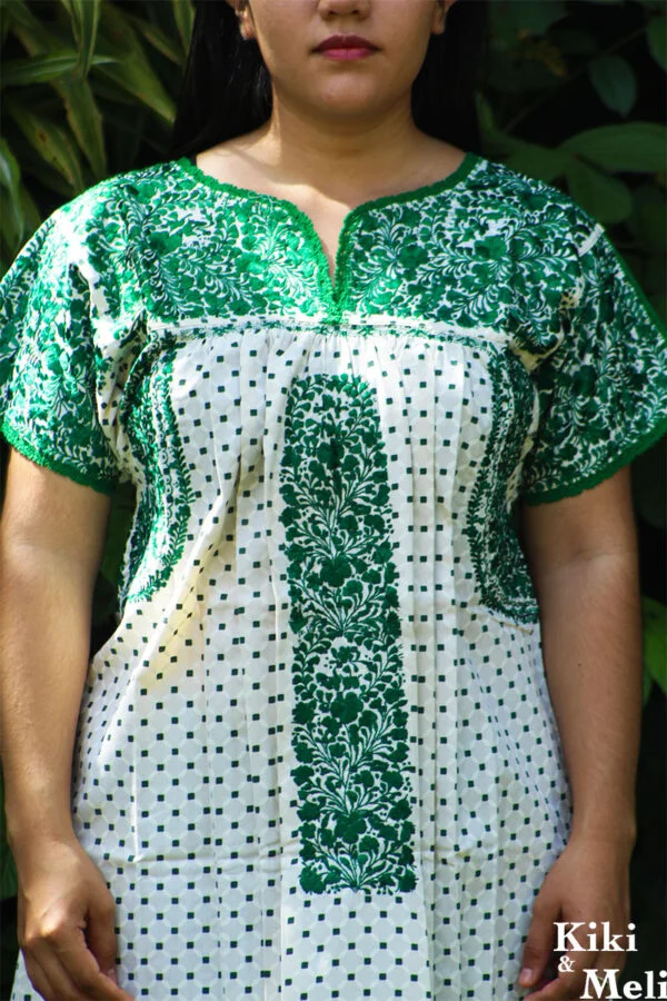 Blusa San Antonino estampada con bordado verde