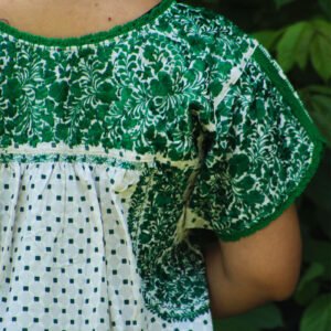 Blusa San Antonino estampada con bordado verde