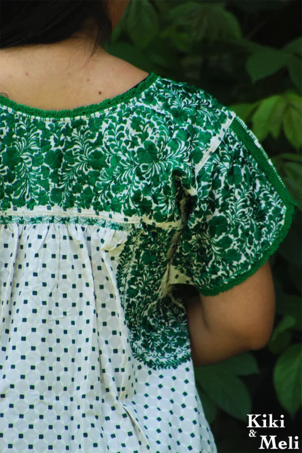 Blusa San Antonino estampada con bordado verde