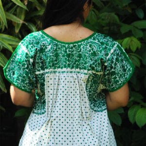 Blusa San Antonino estampada con bordado verde