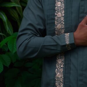 Guayabera de lino San Antonino verde olivo con bordado dorado