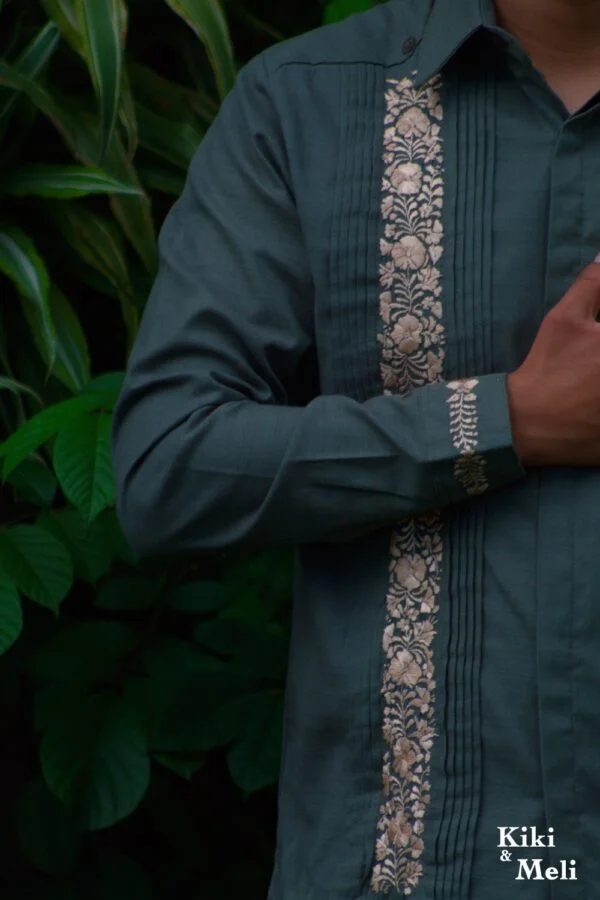 Guayabera de lino San Antonino verde olivo con bordado dorado