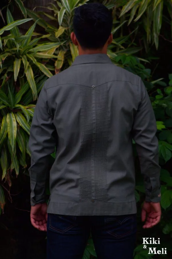 Guayabera de lino San Antonino verde olivo con bordado dorado