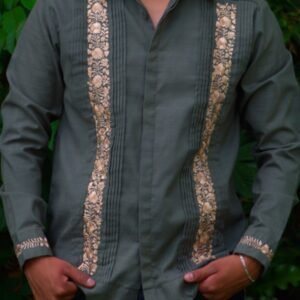 Guayabera de lino San Antonino verde olivo con bordado dorado