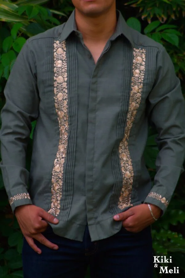 Guayabera de lino San Antonino verde olivo con bordado dorado