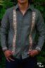 Guayabera de lino San Antonino verde olivo con bordado dorado