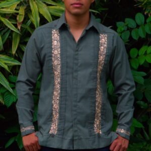 Guayabera de lino San Antonino verde olivo con bordado dorado