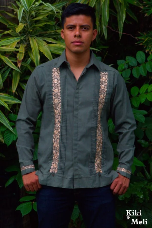 Guayabera de lino San Antonino verde olivo con bordado dorado