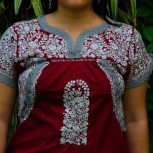 Vestido corto San Antonio vino con bordado plateado