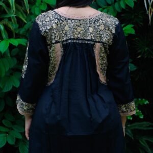 Blusa San Antonino negra manga larga con bordado dorado