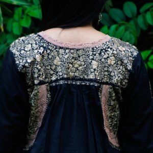Blusa San Antonino negra manga larga con bordado dorado