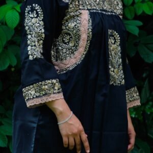 Blusa San Antonino negra manga larga con bordado dorado