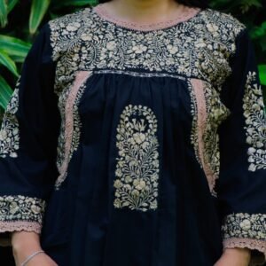 Blusa San Antonino negra manga larga con bordado dorado