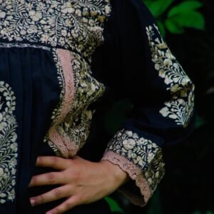 Blusa San Antonino negra manga larga con bordado dorado