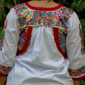 Blusa San Antonino blanca manga 3/4 con bordado multicolor