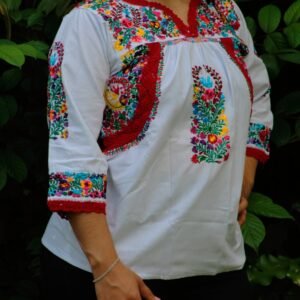 Blusa San Antonino blanca manga 3/4 con bordado multicolor