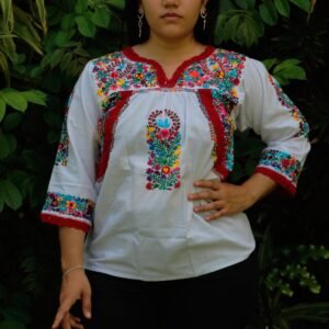 Blusa San Antonino blanca manga 3/4 con bordado multicolor