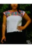 Blusa San Antonino blanca sin manga con bordado multicolor
