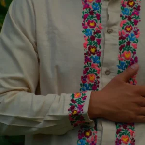 Guayabera de lino San Antonino beige con bordado multicolor