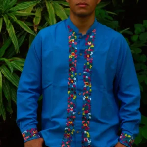 Guayabera de lino San Antonino azul con bordado multicolor