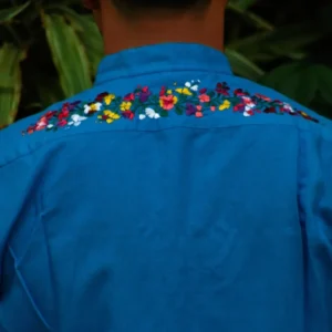 Guayabera de lino San Antonino azul con bordado multicolor