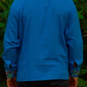 Guayabera de lino San Antonino azul con bordado multicolor
