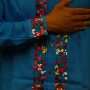 Guayabera de lino San Antonino azul con bordado multicolor