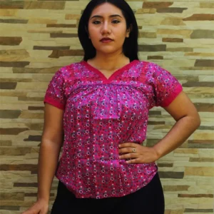 Blusa deshilada tela estampada color magenta estilo San Antonino