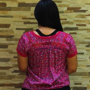 Blusa deshilada tela estampada color magenta estilo San Antonino