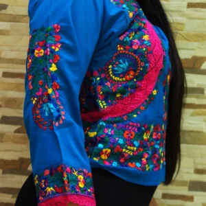Blusa San Antonino azul con bordado multicolor