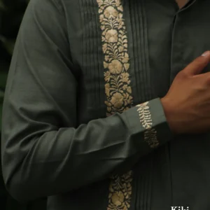 Guayabera de lino San Antonino verde olivo con bordado dorado