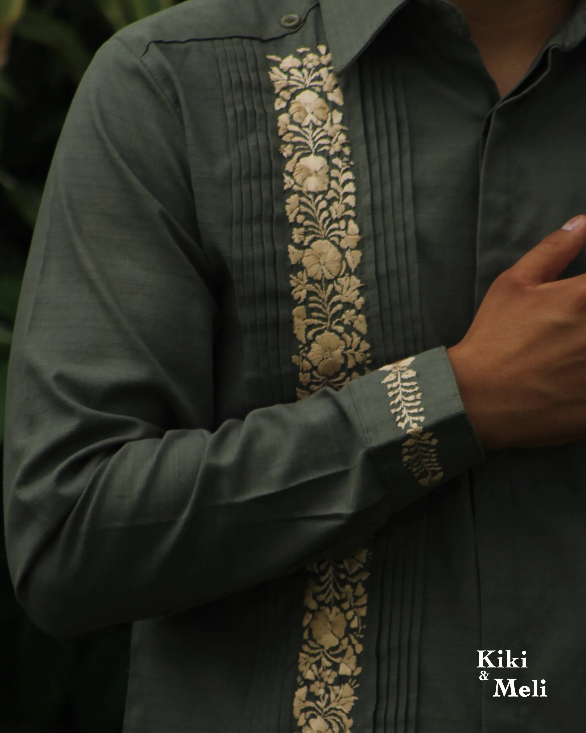 AP001-GUAYABERA-BORDADA-SANANTONINO (1) Guayabera de lino San Antonino verde olivo con bordado dorado