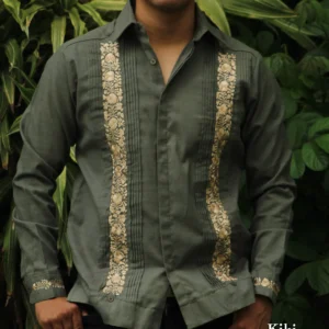 Guayabera de lino San Antonino verde olivo con bordado dorado
