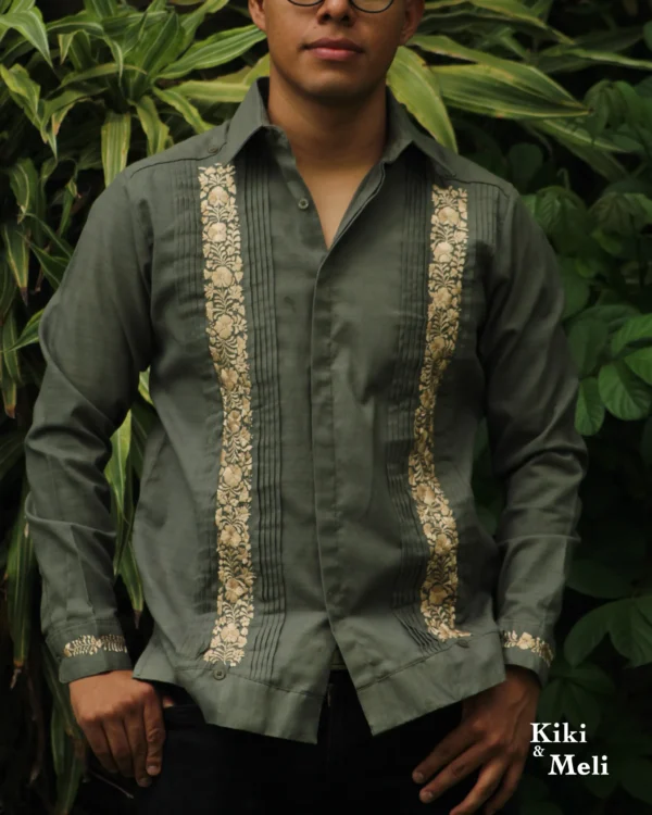 Guayabera de lino San Antonino verde olivo con bordado dorado
