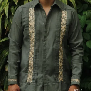 Guayabera de lino San Antonino verde olivo con bordado dorado