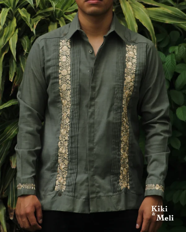 Guayabera de lino San Antonino verde olivo con bordado dorado