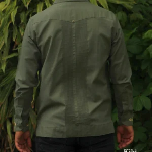 Guayabera de lino San Antonino verde olivo con bordado dorado