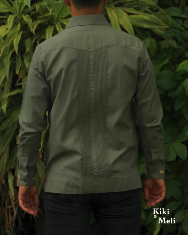 Guayabera de lino San Antonino verde olivo con bordado dorado