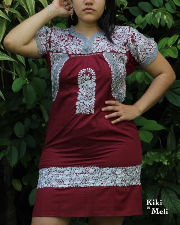 Vestido corto San Antonio vino con bordado plateado