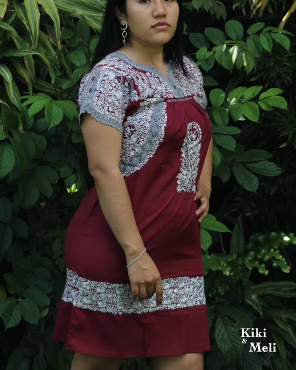 Vestido corto San Antonio vino con bordado plateado