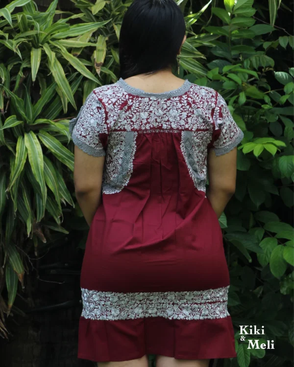 Vestido corto San Antonio vino con bordado plateado