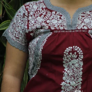 Vestido corto San Antonio vino con bordado plateado